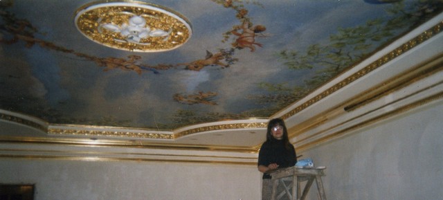 Золочение плинтуса и розетки